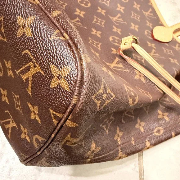 Louis Vuitton Monogram Neverfull MM - Picture 12 of 17